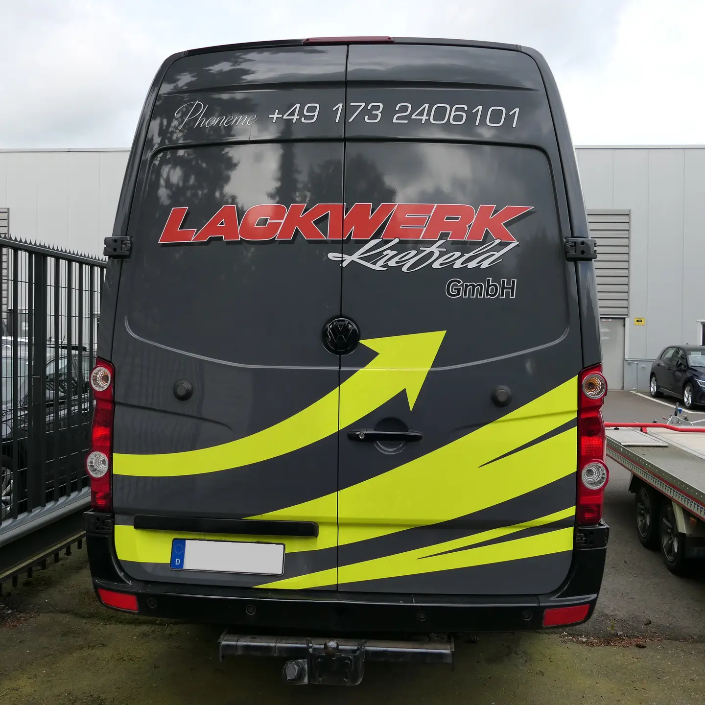Unser Transporter mit der auffälligen Lackierung unseres Logos und Stilelementen